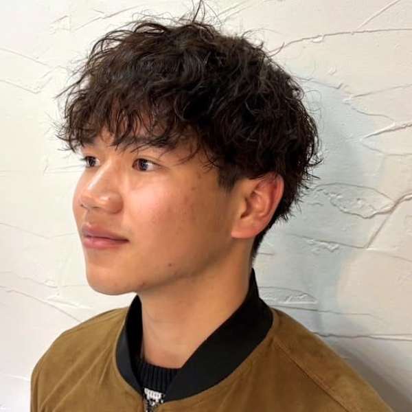 ツーブロックマッシュ 波巻きパーマ 束感 カジュアル