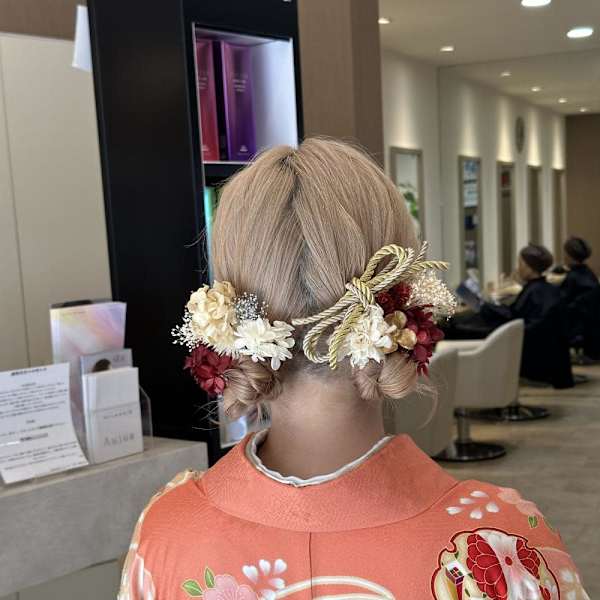 成人式、ライブ用、結婚式などのヘアセットもしてます!