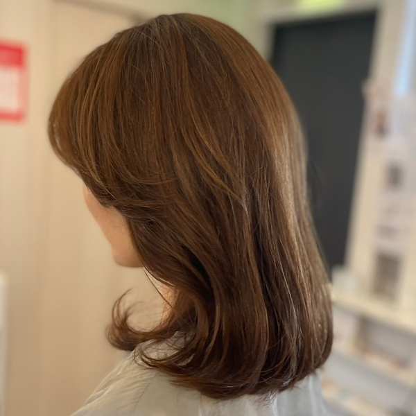 フェイスラインのみレイヤーのミディアムスタイル