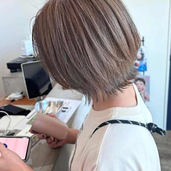 ダブルカラーショートベージュハイトーンカラー|ARBRE hair&make