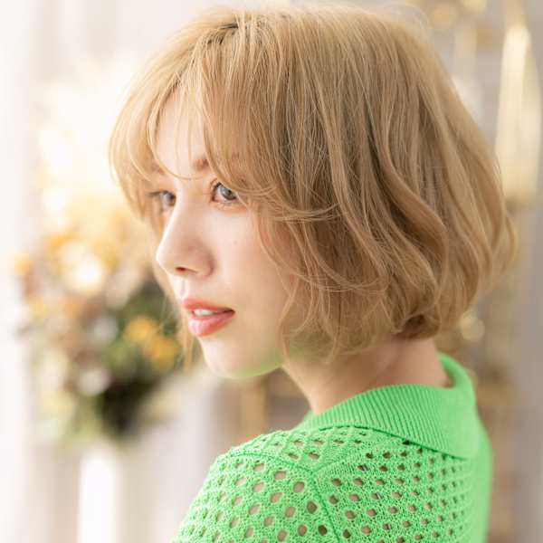 ナチュラルハイトーン前下がり小顔こなれボブ　フェザーショート