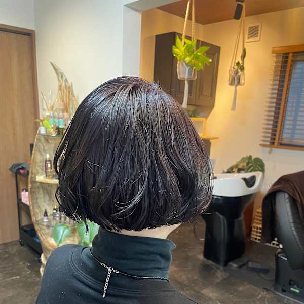 襟足ギリギリまでカット、小顔モードボブ