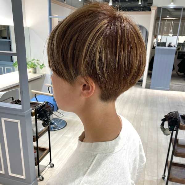 ベリーショート刈り上げ女子ナチュラルハイライト駅近美容室赤羽