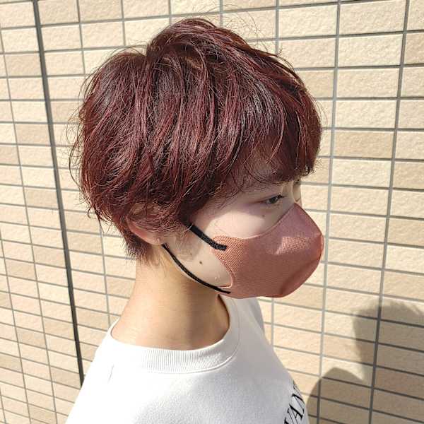 カシスピンクのえり足タイトなショートヘア