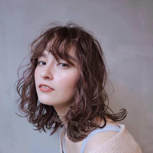 大人可愛い外国人風パーマ×ピンクブラウン 20・30代|a Gland taupe【アグラントープ】