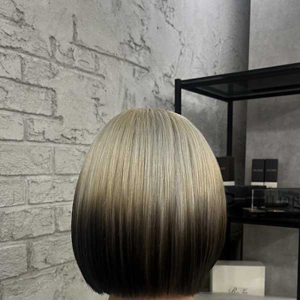 大人可愛い丸みボブホワイトルーツカラーデザインカラー