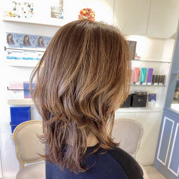 2025年ヘアーハイライトカーキベージュのウルフミディアム