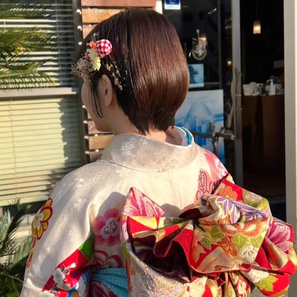 成人式ヘア ショートアレンジ 耳掛けボブ 金箔 着物ヘア