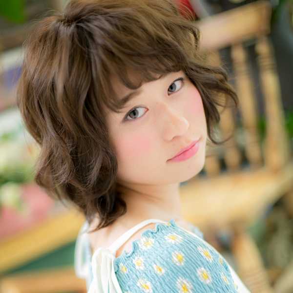 短めバング＆強めカールのフェミニンボブ　韓国風巻き