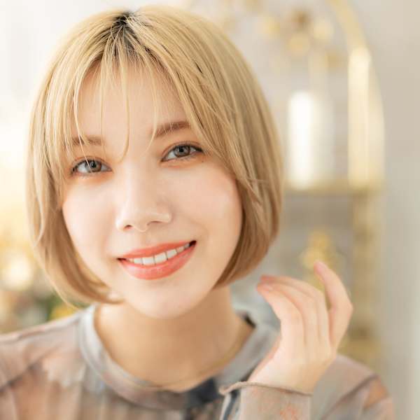 外国人風ハイトーンカラー丸みショートボブ　ホワイトブロンド