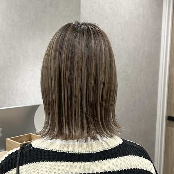 ☆ミディアムボブ　細めハイライトくすみベージュ