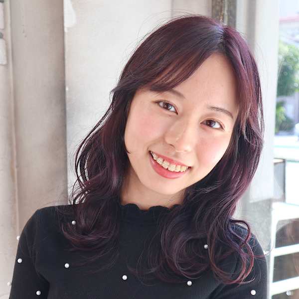 外ハネくびれミディアムレイヤースタイル