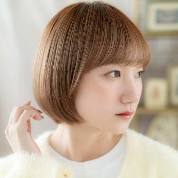 切りっぱなしナチュラルぱっつん前髪丸みボブ　くすみベージュ