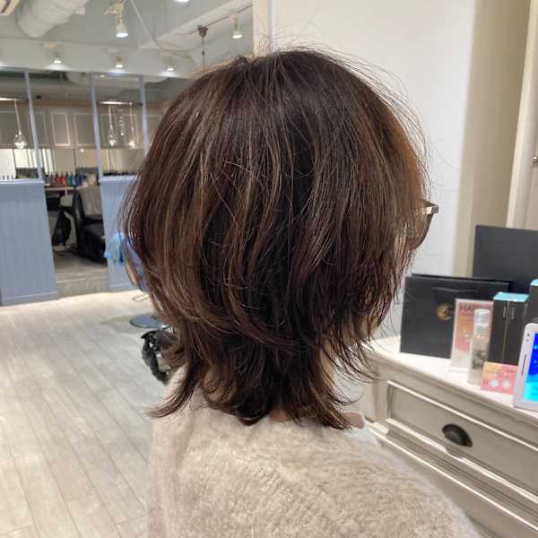 2025年ヘア、クセを活かしたふんわりウェーブウルフショート