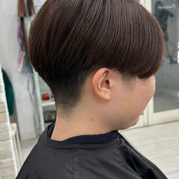 刈り上げセンターパート女子