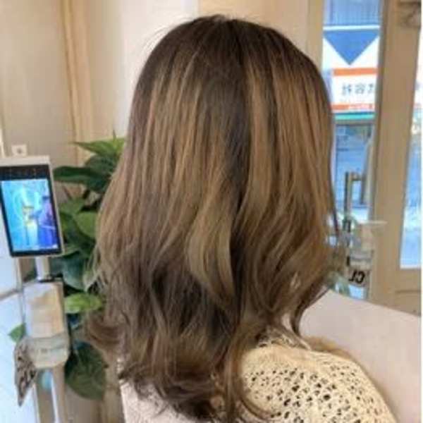 くびレイヤー似合わせカット艶髪オリーブグレージュセミロング