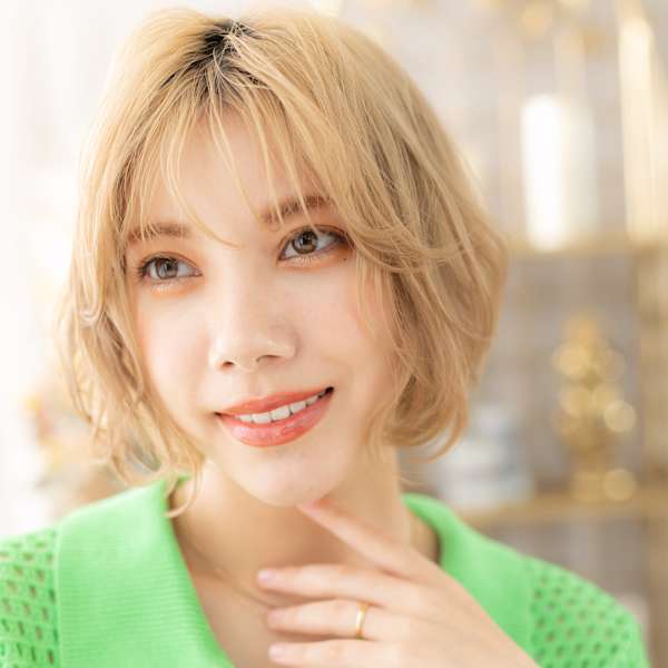 ナチュラルハイトーン前下がり小顔こなれボブ　ホワイトブロンド