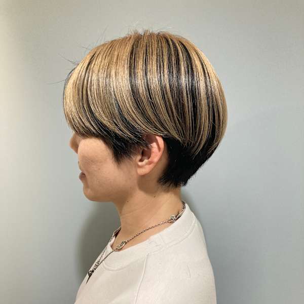 2025年人気アンブレラカラー前髪長めハンサムショート赤羽美