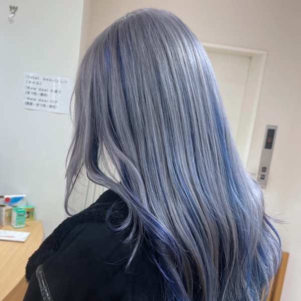 シルバー　ブルー　インナーカラー　ロングレイヤー