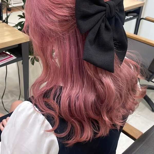 ピンクカラー ハーフアップ ヘアアレンジ リボン