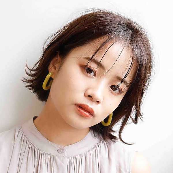 外ハネ耳掛けショート