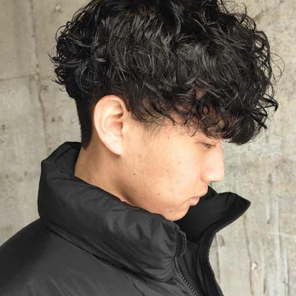 プードルスパイラルパーマ　ツーブロック　マッシュ　黒髪　束感