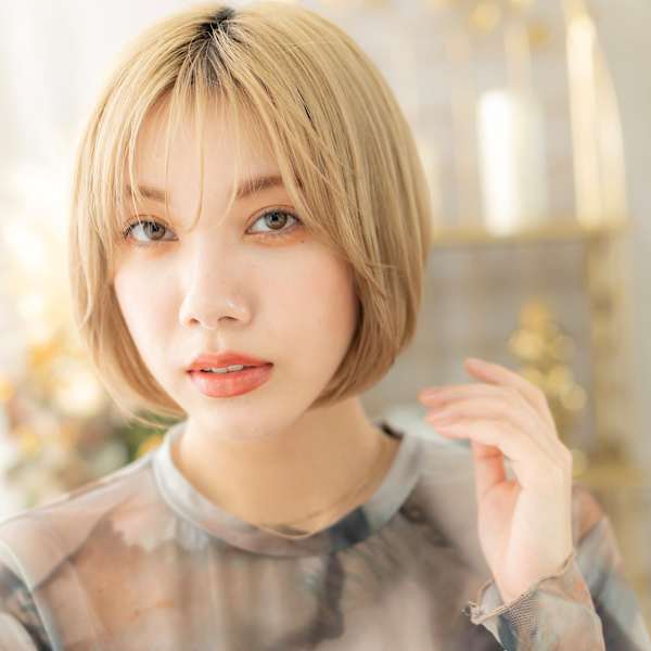 外国人風ハイトーンカラー丸みショートボブ　ホワイトブロンド