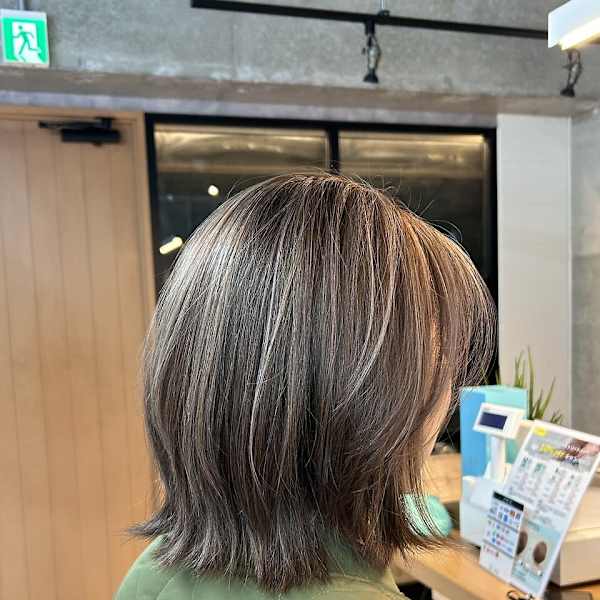 くびれボブ×白髪ぼかしハイライト