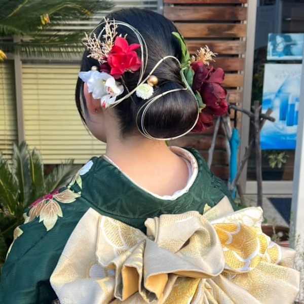 成人式ヘアセット タイトお団子 お花アレンジ 黒髪 着物