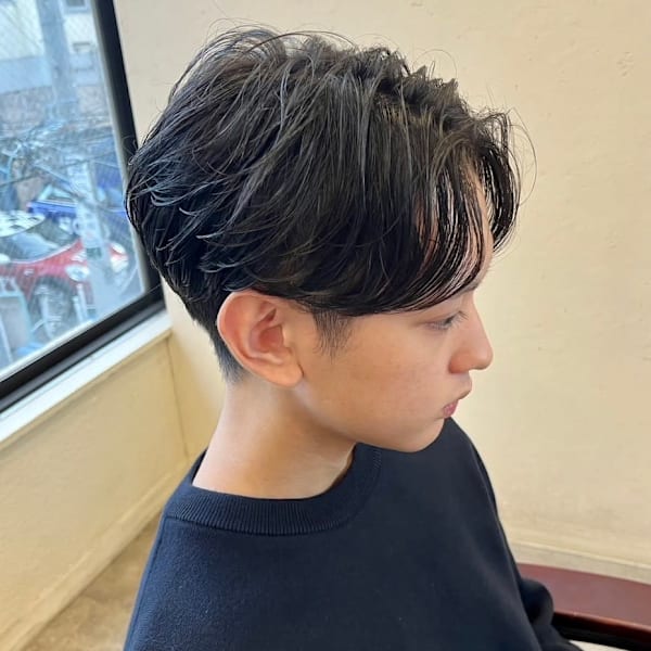 メンズダークアッシュマッシュセンターパートニュアンスパーマ|newi hau’oli 札幌駅前店