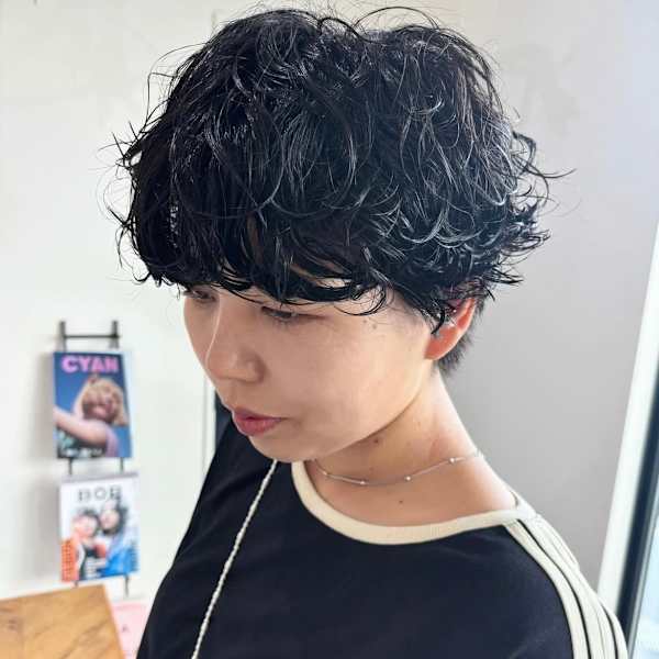刈り上げマッシュショート黒髪パーマ