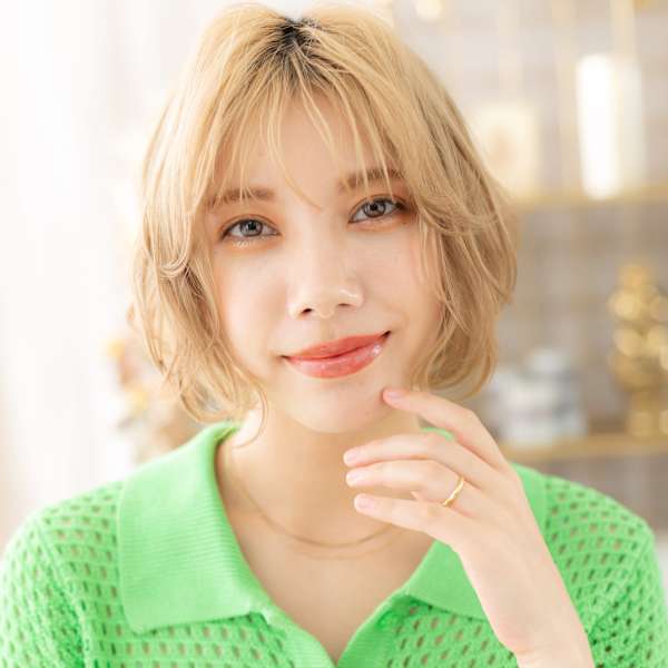 ナチュラルハイトーン前下がり小顔こなれボブ　ホワイトブロンド