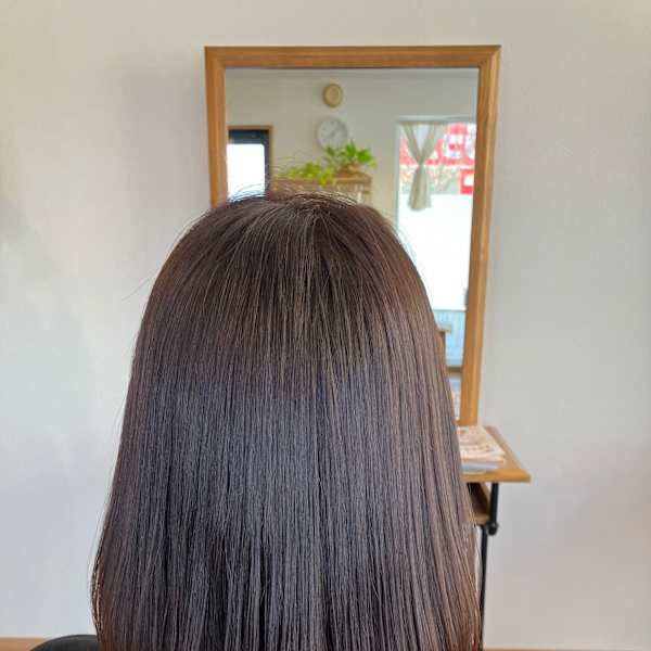 矯正毛でも極太コテを巻いて柔らかいカール感のあるスタイルに。