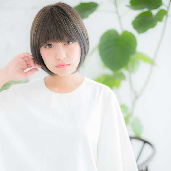 大人オン眉ショート×プラチナベージュ