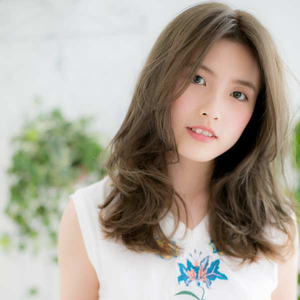 ハイトーンカラーで無造作ウルフロング