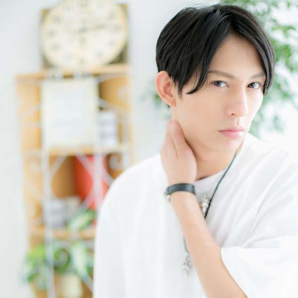 センターパートのワイルド!黒髪マッシュ