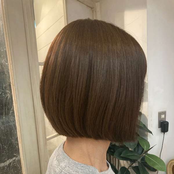 重めボブ切りっぱなしフェミニンオリーブブラウンで柔らかボブ