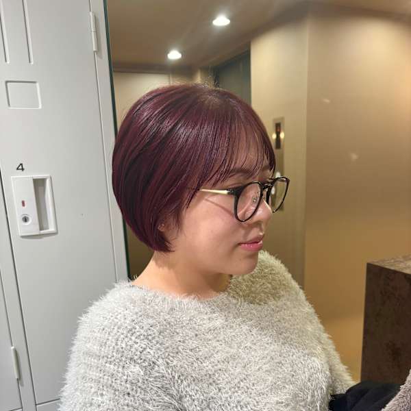 ピンクレッド/暖色カラー/ショートボブ/横浜駅西口