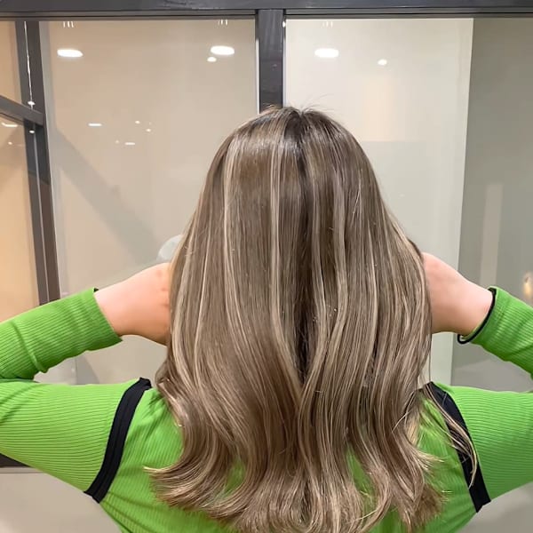 【外国人風】バレイヤージュ×ハイライトカラー×グレージュ|髪質改善/縮毛矯正専門店Hailey