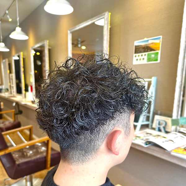 ツイストスパイラルパーマツーブロックマッシュメッシュフェード|HAIR MAKE ROSY 八軒店