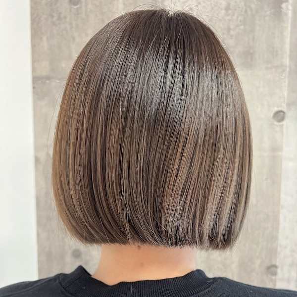 切りっぱなしボブ シアーベージュ ぱつっと 艶髪|ROCA by teatro hair salon