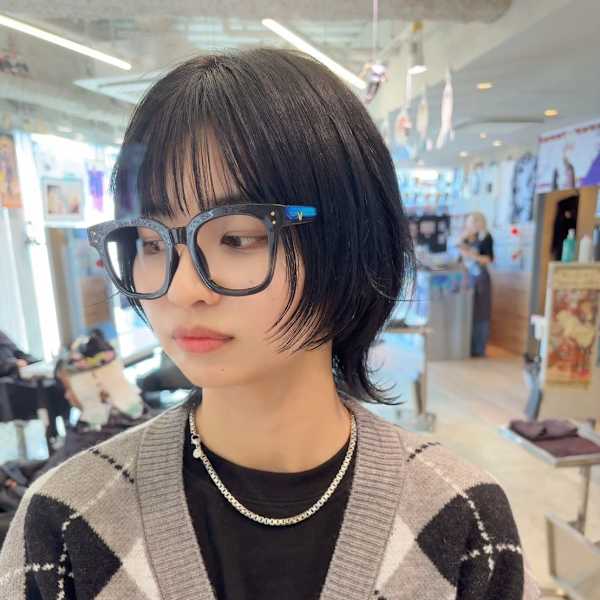 外ハネ　黒髪　艶髪　ネイビーブラック　伸ばしかけボブ