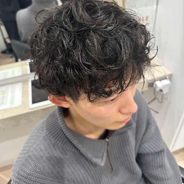 メンズダークアッシュマッシュセンターパートニュアンスパーマ|newi hau’oli 札幌駅前店