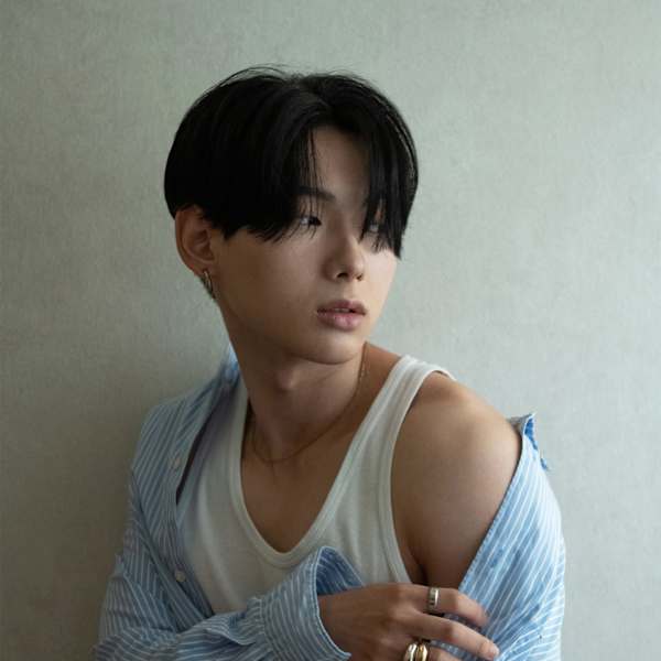 韓国風ウェット黒髪センターパート