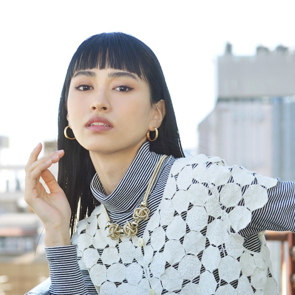 色気溢れるモード女子の黒髪×オン眉バング