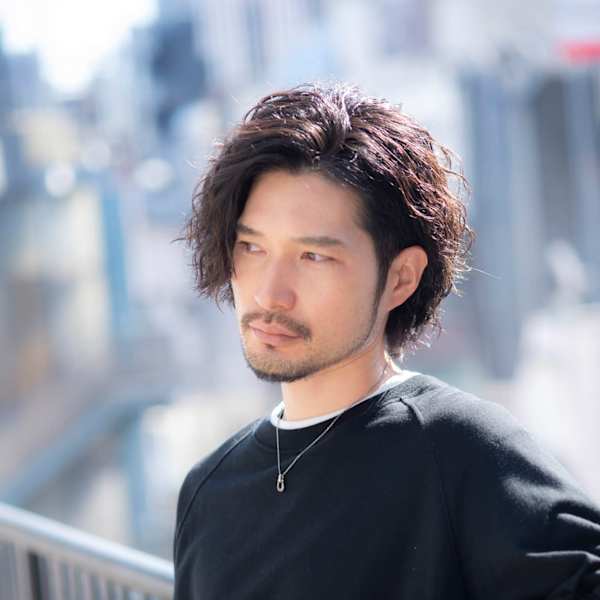 色気溢れるメンズロング×パーマの耳掛けスタイル