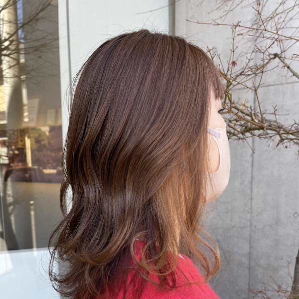 こめかみ白髪にイヤリングカラー