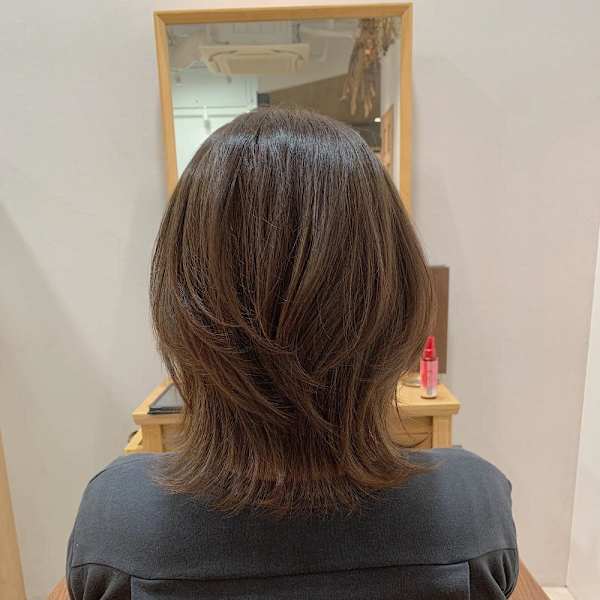 軽やかミディアムレイヤースタイル
