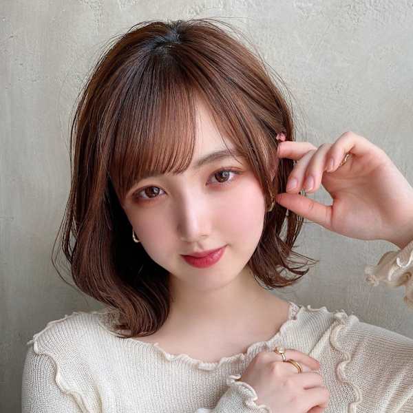 ひし形ショートイメチェン美髪耳かけショートホワイトブロンド