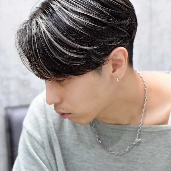 ホワイトハイライトカラカルマヘア韓国刈り上げセンターパート